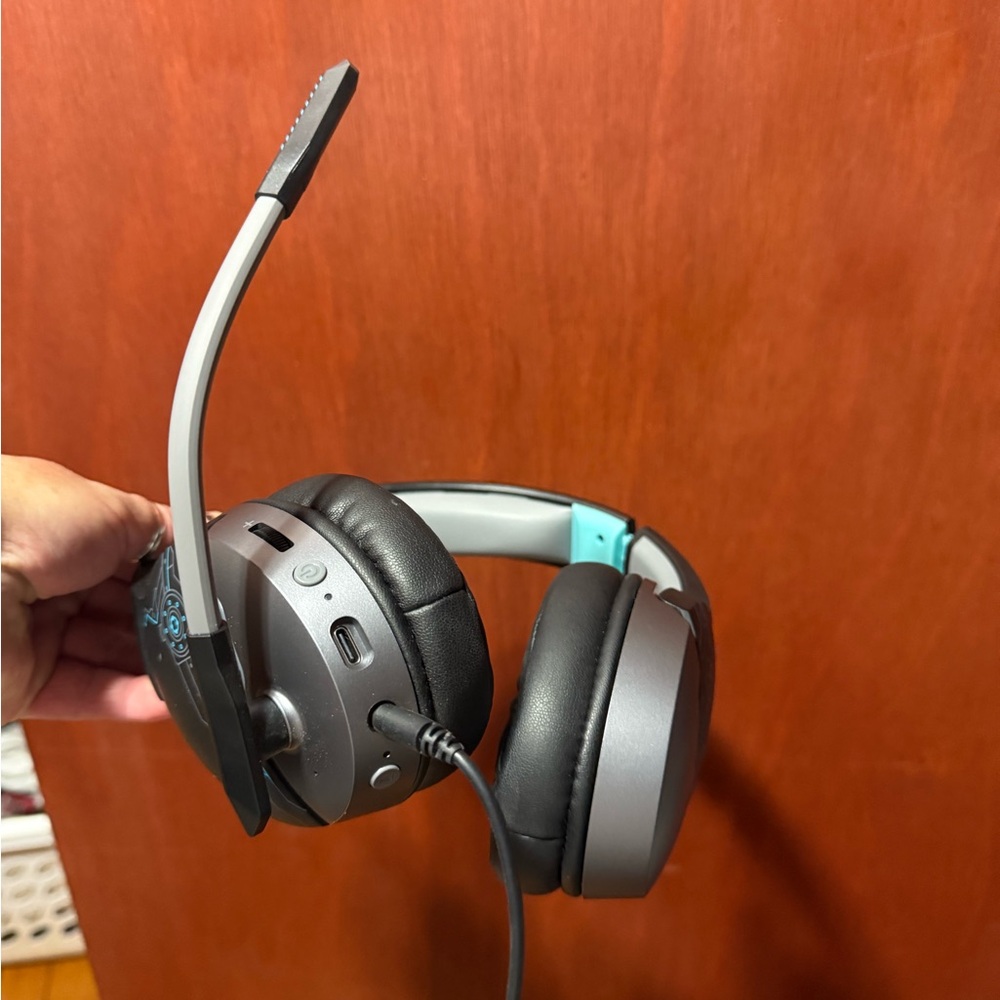 Wireless Gaming Headset with Microphone - Black and Silver